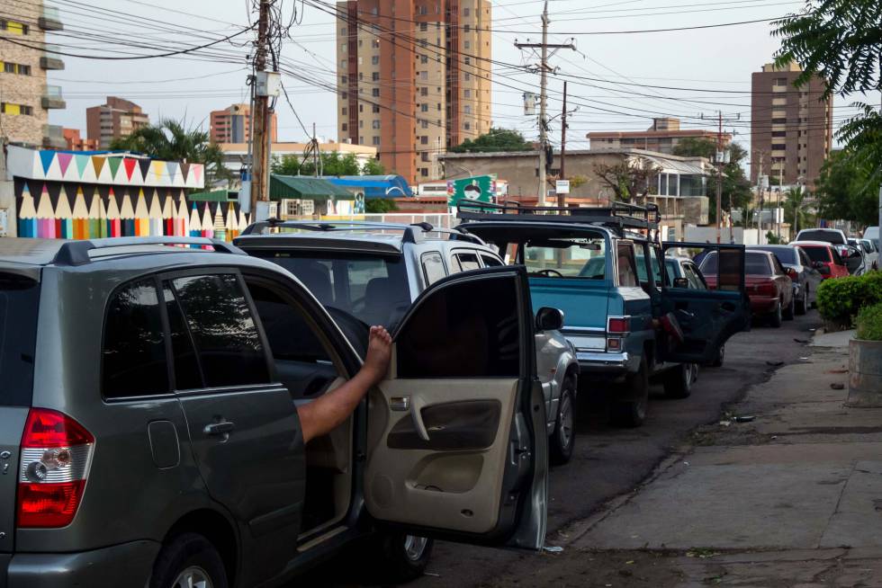 Las largas filas en Venezuela para abastecerse de combustible, en imágenes