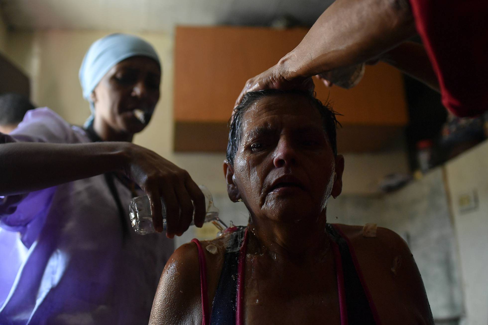 Yajaira González es atendida por los curanderos Hermán Guayanes y Hermana María en el Centro Espiritual Hermano Guayanes, en un área conocida como