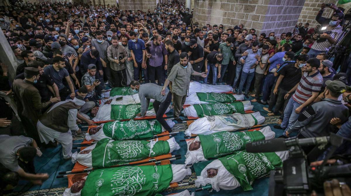 Funeral de 15 palestinos que murieron en un ataque aéreo de las Fuerzas israelíes, este jueves en Gaza.