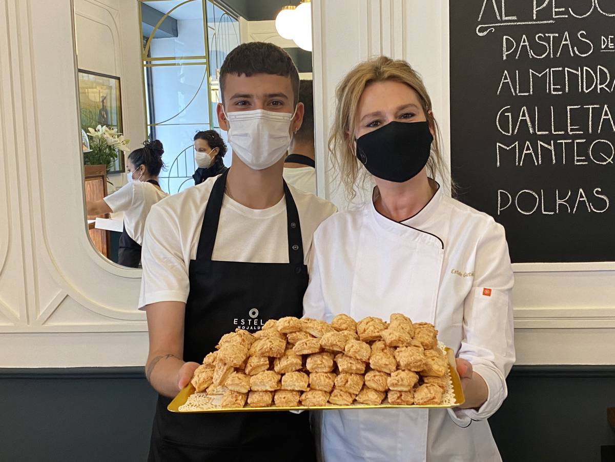 Estela Gutierrez con su hijo en la nueva pastelería Estela J.C. CAPEL