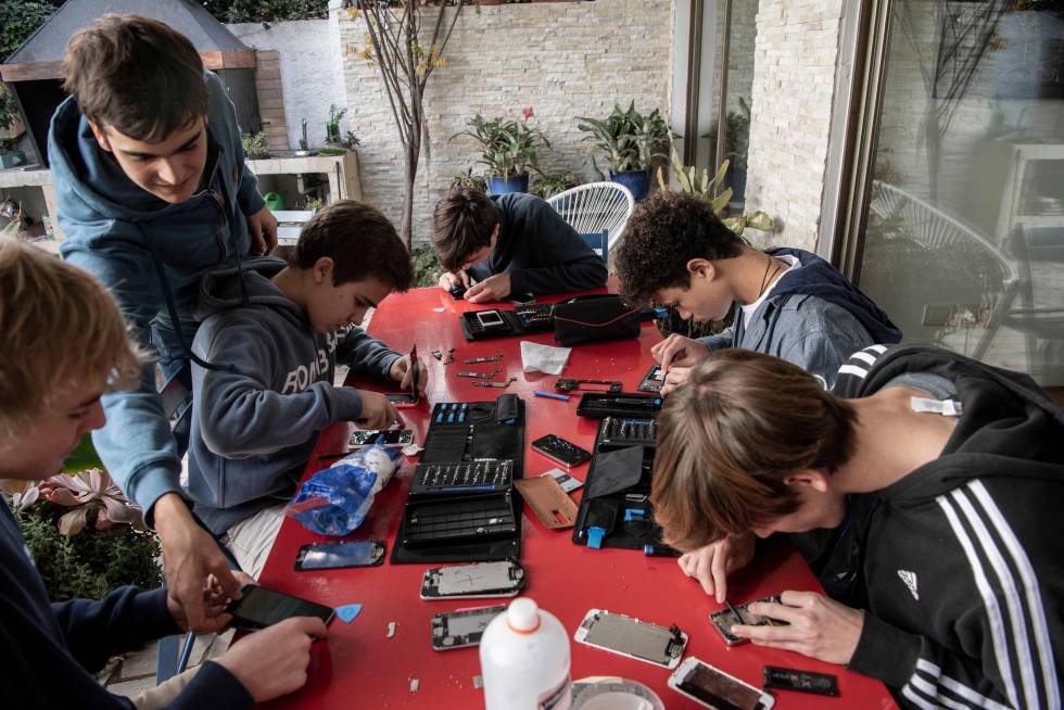 Jóvenes chilenos reparan teléfonos móviles para que estudiantes sin recursos asistan a sus clases en línea
