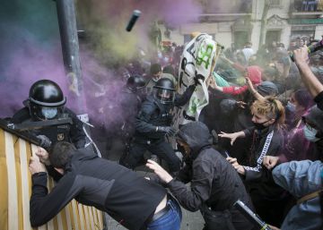El desahucio del bloque Llavors de Barcelona, en imágenes El desahucio del bloque Llavors de Barcelona, en imágenes