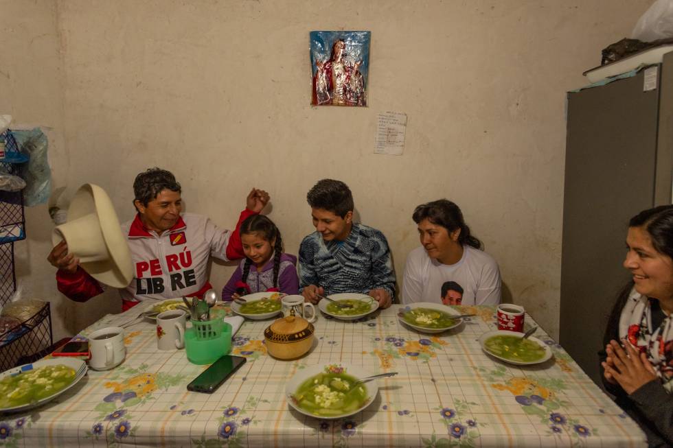 Pedro Castillo reza con junto a su esposa Lilia, y sus tres hijos Alondra, Arnold y Jennifer antes de tomar una sopa verde, plato tradicional de Cajamarca, Perú.