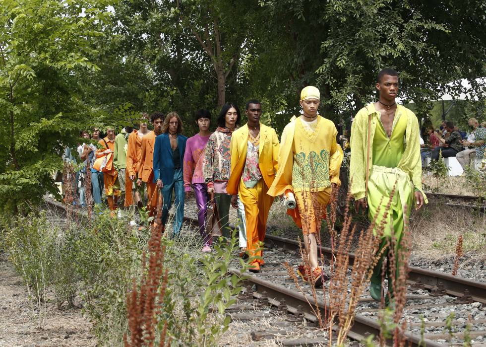 El desfile de la colección de moda masculina primaveraverano 2022 de Etro se celebró en Ex Scalo Farini (Milán), sobre unas antiguas vías de tren hoy reconquistadas por la vegetación.rn