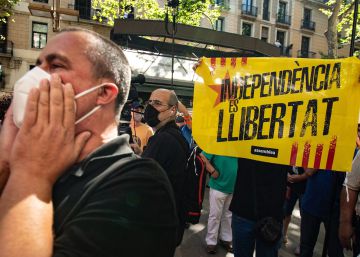 Las protestas ante el Liceo de Barcelona por el acto de Pedro Sánchez, en imágenes