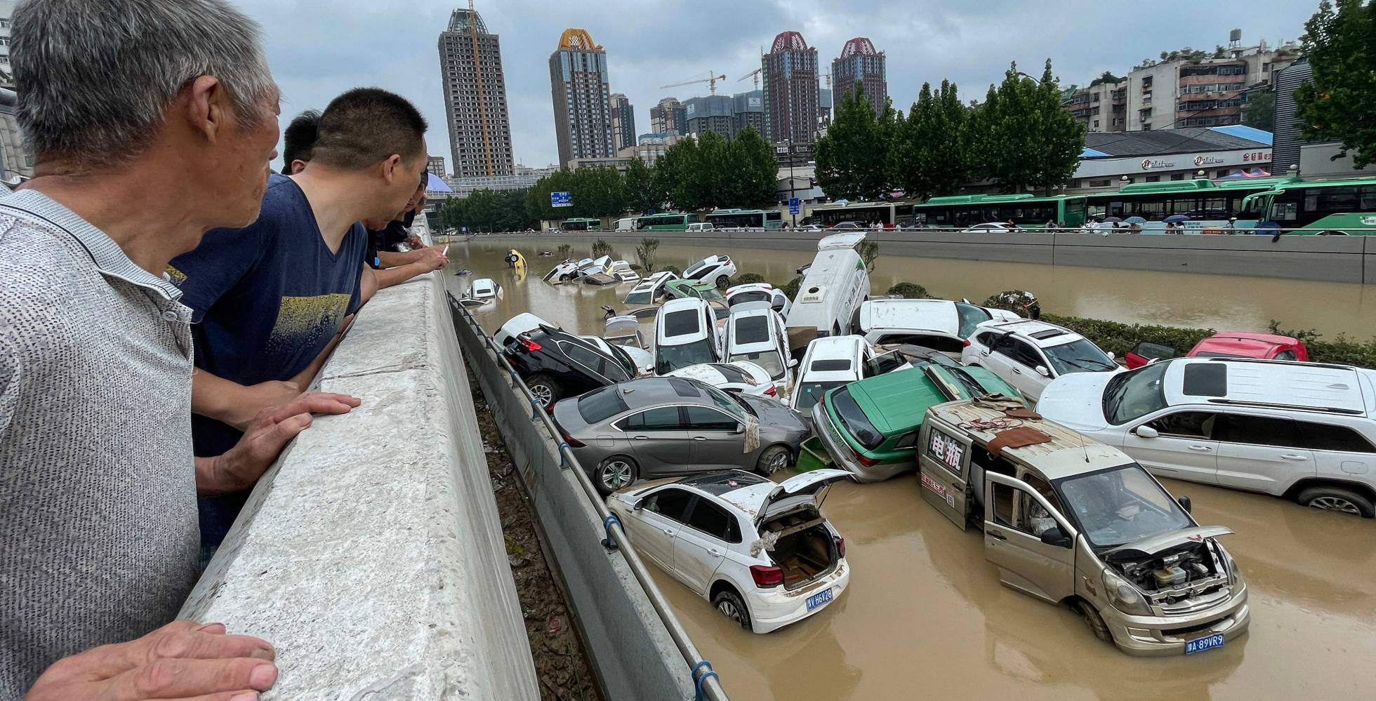 Coches arrastrados por las fuertes lluvias caídas en Zhengzhou, este jueves.