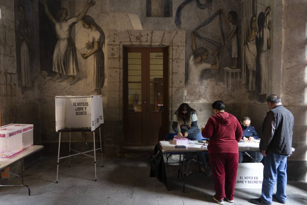 La primera consulta popular en México, en imágenes