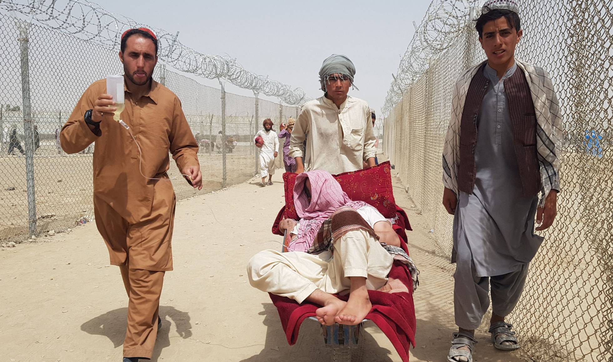 Ciudadanos afganos cruzan la frontera de Chaman, entre Pakistan y Afganistán, este martes.