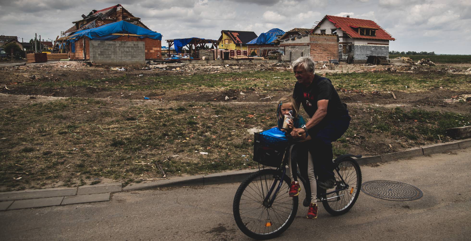Hruski fue uno de los cinco municipios que arrasó el tornado del 24 de junio en apenas unos minutos en el este de la República Checa. Casi un mes después, cuando se hizo esta foto, los destrozos seguían siendo importantes pese al constante trabajo de vecinos, militares y voluntarios.