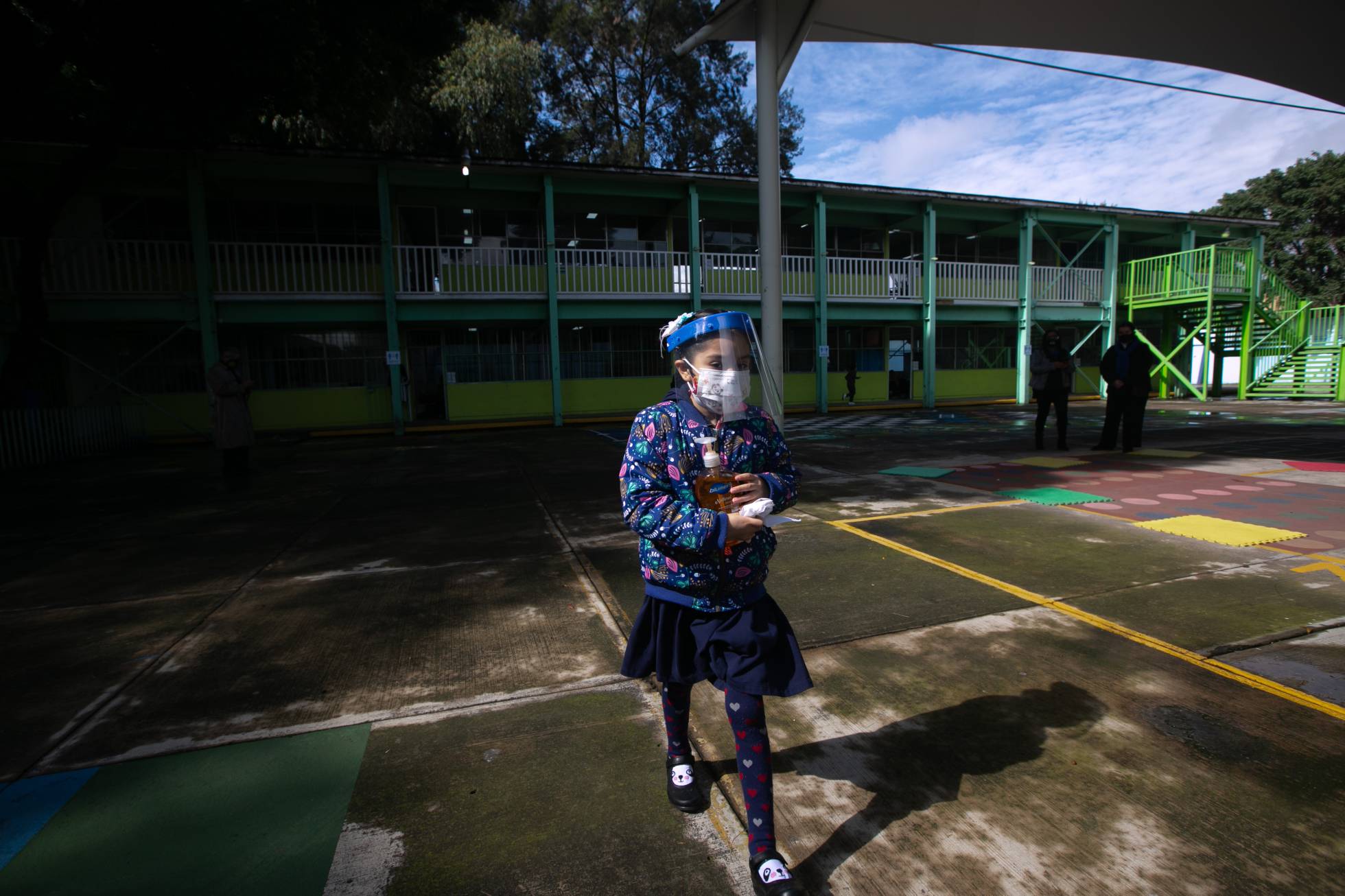 Hoy miles de estudiantes de nivel básico regresaron a clases presenciales en diversos estados del país. El ingreso contó con las medidas de sana distancia, el uso obligatorio de cubrebocas, gel anti bacterial, el lavado de manos frecuente. En algunas escuelas se escalonó la salida al recreo y de comida para no permitir aglomeraciones. En la imagen, primaria Carlos Pellicer, ubicada en Av, Cafetales SN. Coapa Coyoacán.