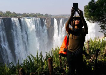 Charlando con Livingstone en las cataratas Victoria