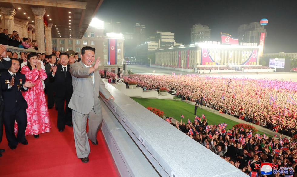 El líder de Corea del Norte, Kim Jong-un, durante el desfile.