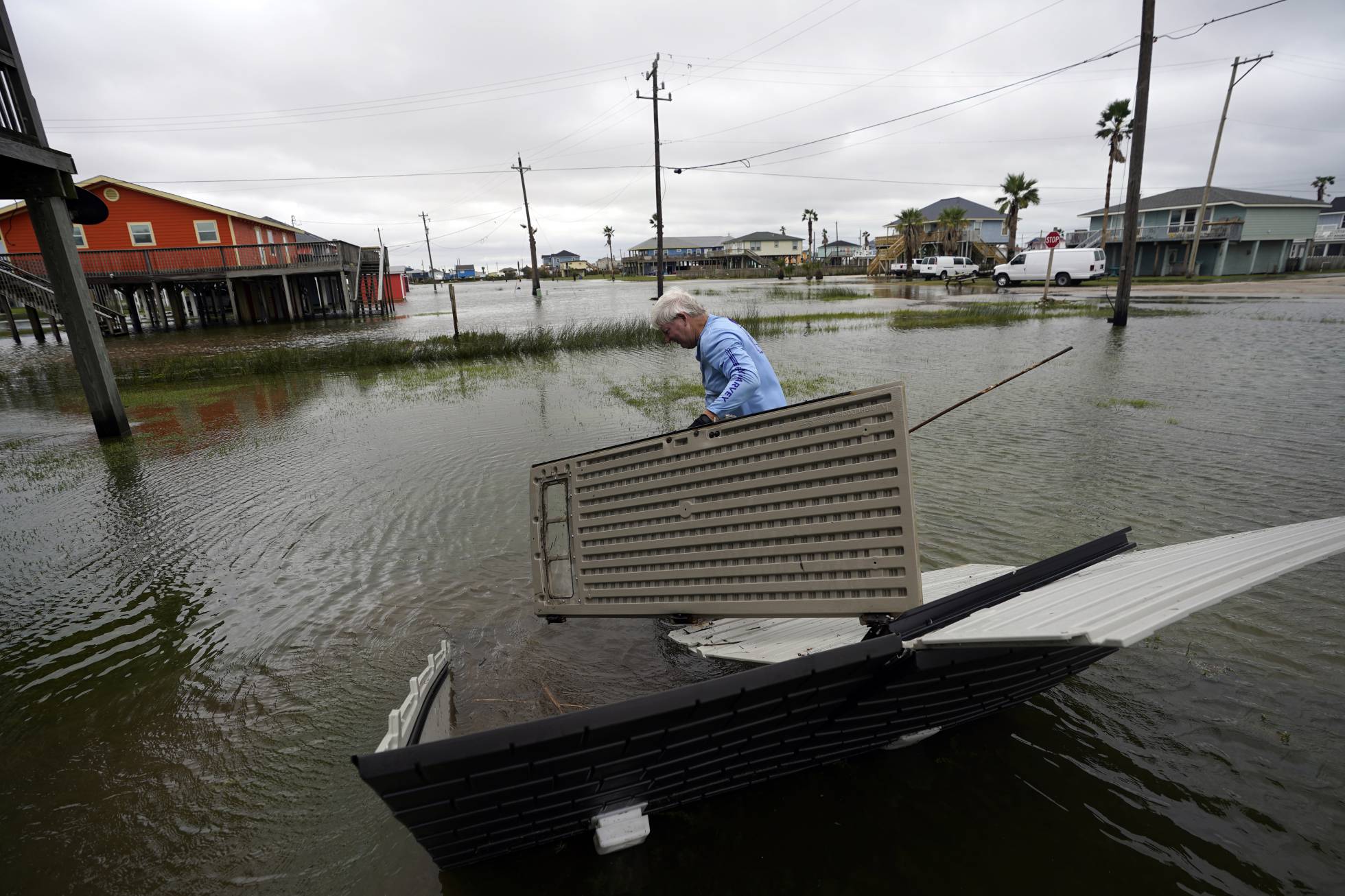 Un hombre desarma una unidad de almacenamiento dañada después del paso de la tormenta 'Nicholas', en Surfside Beach, Texas. (Foto AP )