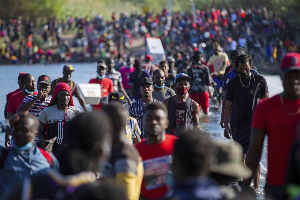 Las imágenes de la caravana migrante en Texas