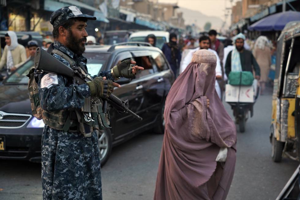 Una mujer en el centro de Kandahar (Afganistán).