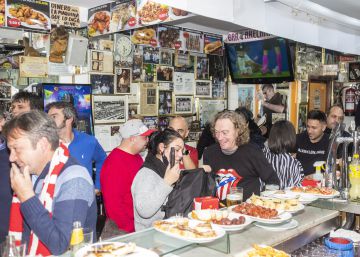Cervezas de colchoneros en un bar del Real Madrid Cervezas de colchoneros en un bar del Real Madrid
