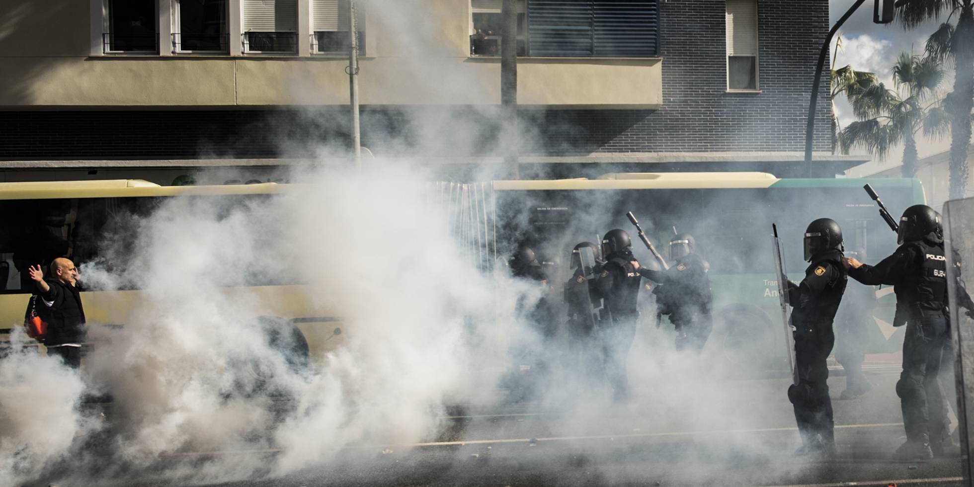La policía se enfrenta a los manifestantes durante la jornada de protestas.