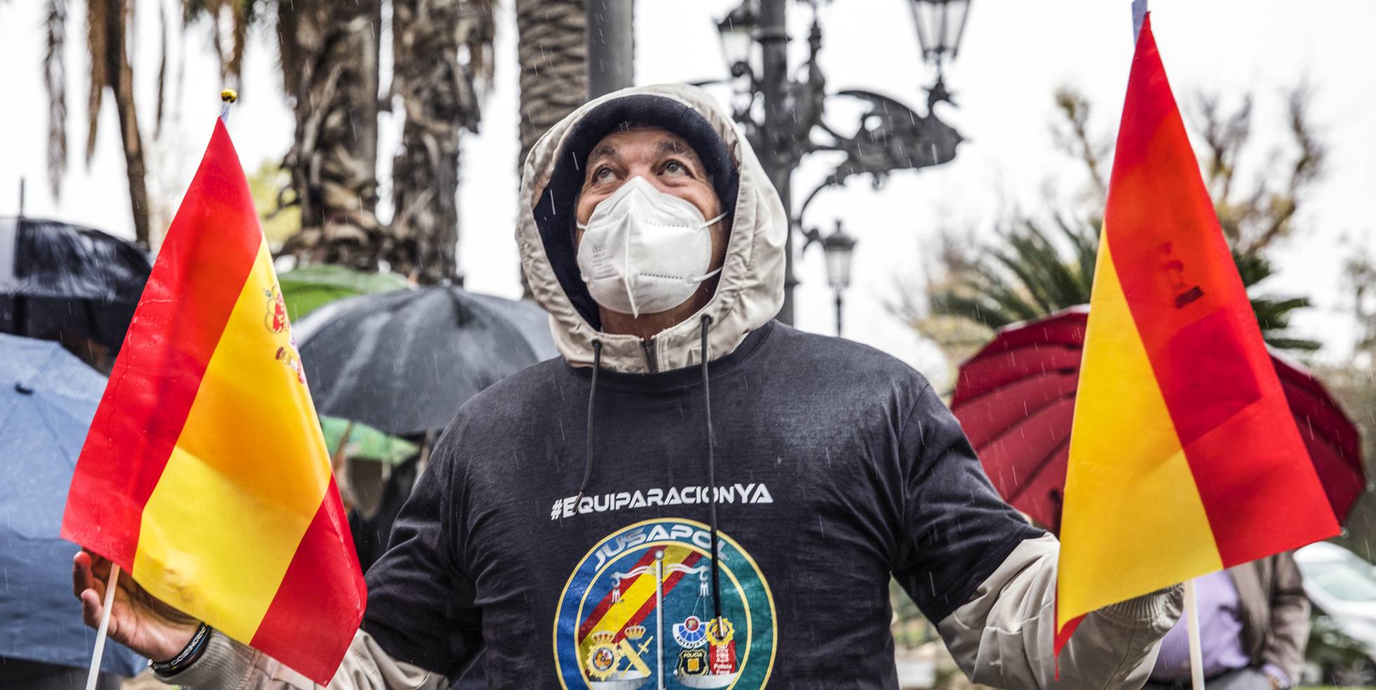 Un hombre participa en la concentración convocada en Valencia.