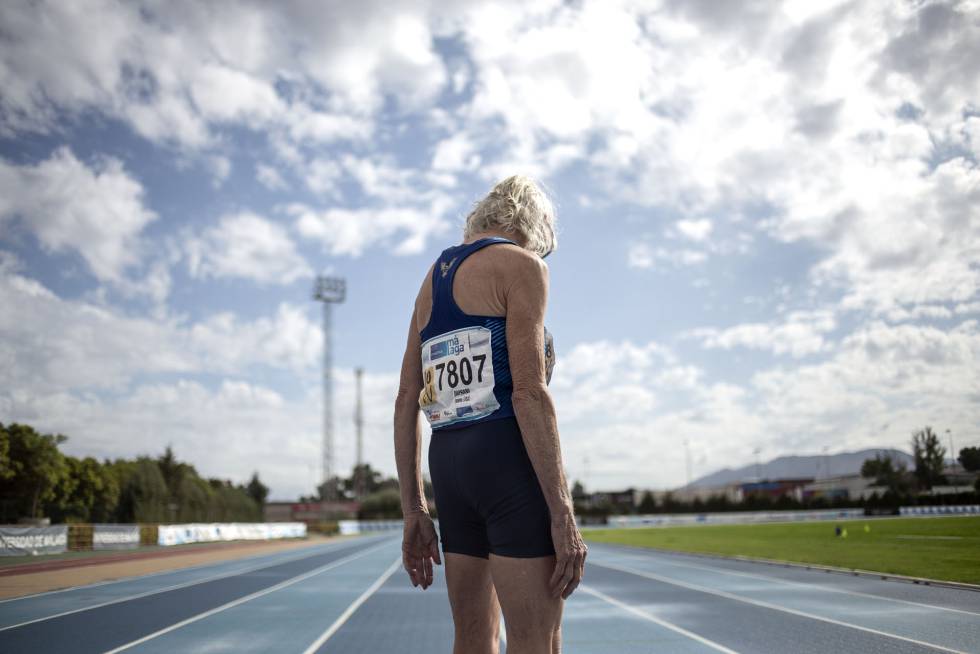 Atleta estadounidense de la categoría de 80 a 84 años, en la salida de los 200 metros lisos en el Campeonato del Mundo de Málaga 2018.