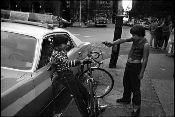 Se reedita 'Street Cops', el monografico más famoso de la fotógrafa americana cronista del lado más oscuro de las calles de Nueva York