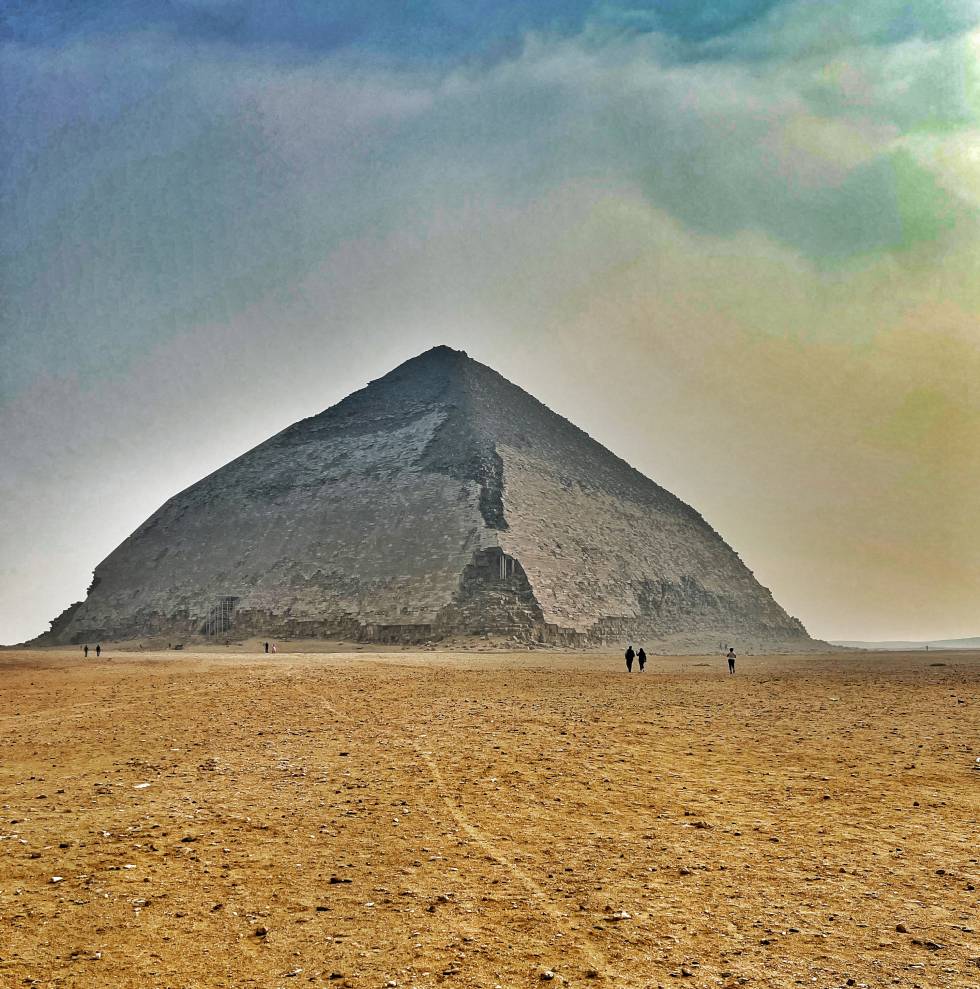 Pirámide romboidal del faraón Senefru, en Dahsur, al sur de El Cairo