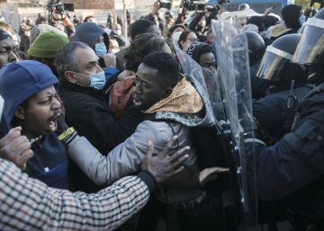 El desalojo de la nave okupada de la calle Progrés de Badalona, en imágenes El desalojo de la nave okupada de la calle Progrés de Badalona, en imágenes