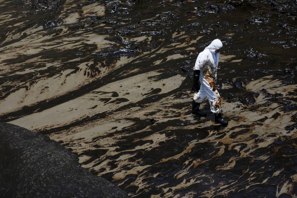 El derrame de petróleo en Perú tras la erupción en Tonga, en imágenes
