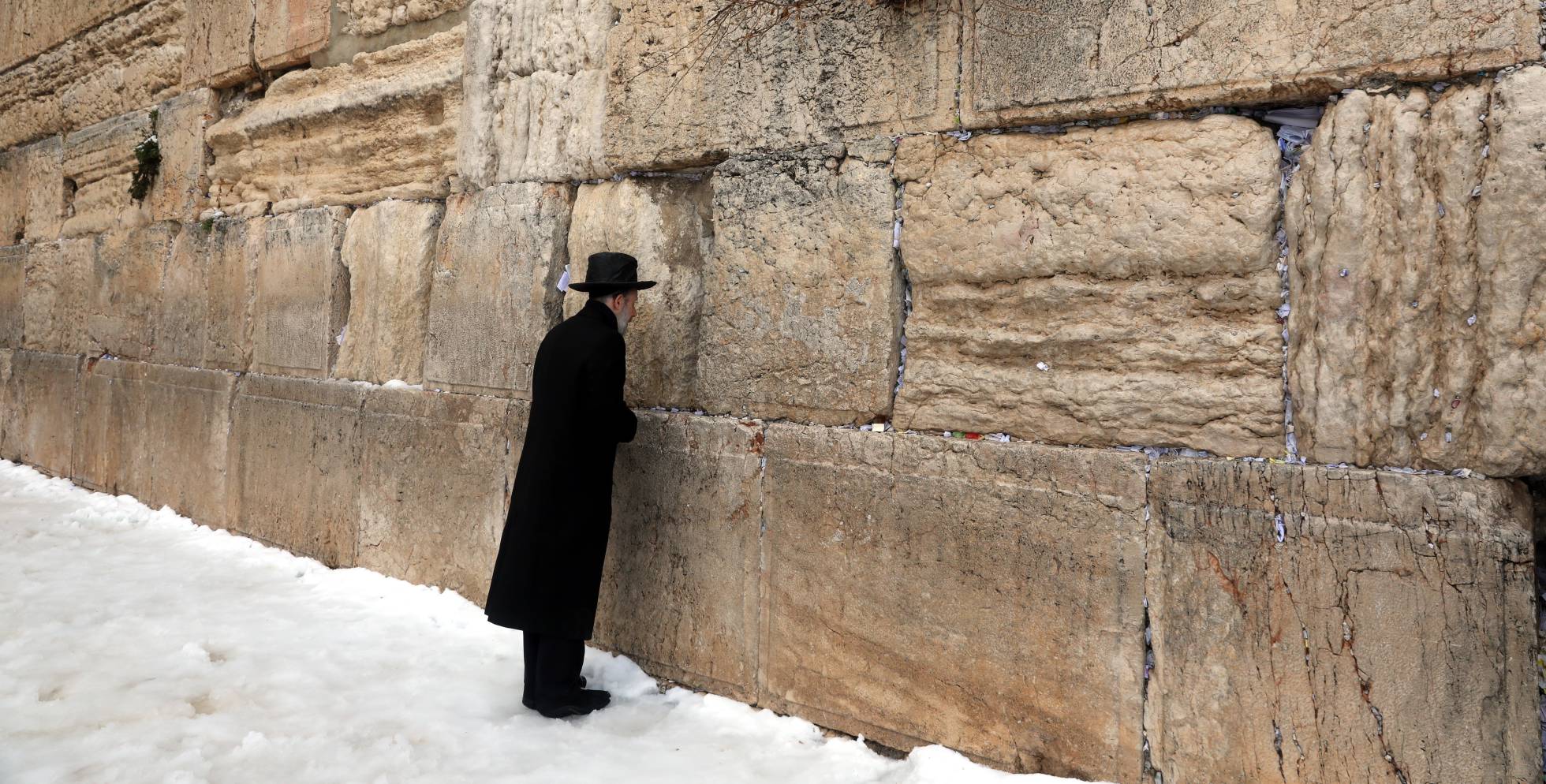 Jerusalén. Un judío ultraortodoxo reza en el Muro de las Lamentaciones en la ciudad vieja de Jerusalén después de una tormenta de nieve. El temporal 'Elpis' también afectó a Turquía y Grecia.