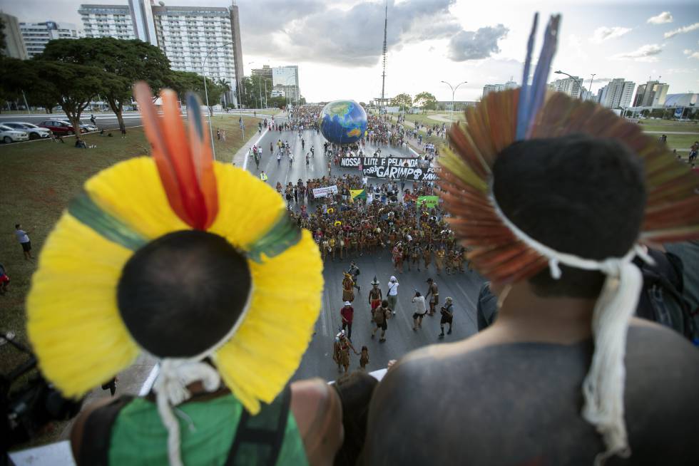 Pueblos indígenas brasileños toman la capital para protestar contra la explotación de sus tierras