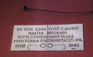 Placa que señala la casa donde se alojó y murió el escritor berlinés.
