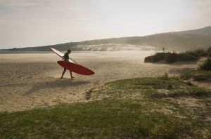 Un surfero en la playa de Valdevaqueros, en la costa gaditana.