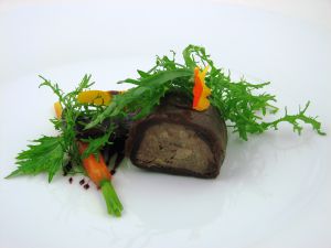 Pichón curado confitado con aromáticos en el restaurante Monvínic, en Barcelona. Pichón curado confitado con aromáticos en el restaurante Monvínic, en Barcelona.