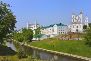 Iglesia de la resurrección junto al río Vitba en Belarús.
