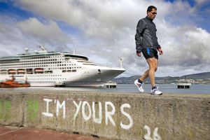 Un crucero en el muelle de Transatlánticos, en el puerto de Vigo.