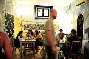 La Realidad, un bar ideal para tomar un 'gin-tonic' en el 51 de la Corredera Baja de San Pablo.