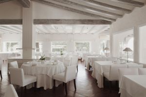 Comedor del restaurante Els Tinars, en Llagostera, Girona. Comedor del restaurante Els Tinars, en Llagostera, Girona.
