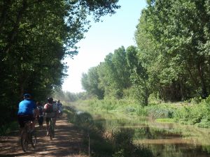 Ciclistas junto al Canal de Castilla. Ciclistas junto al Canal de Castilla.