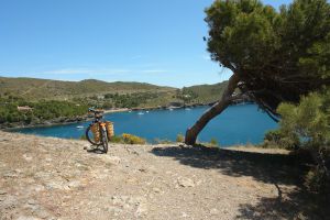 Una bicicleta en la costa de Girona. Una bicicleta en la costa de Girona.