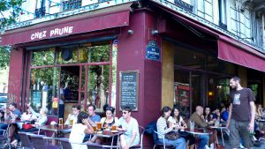 Terraza del café Chez Prune, en la esquina de Quai de Vamly con la Rue Beaurepaire.