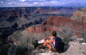 Ruta senderista por borde del Gran Cañón, en Arizona (Estados Unidos).