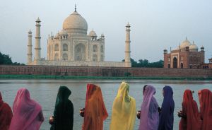 Mujeres cubiertas con saris ante el Taj Mahal, en Agra (India).