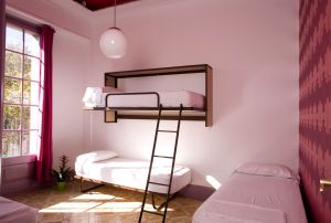 El hostel Casa Gràcia se ubica en una casa modernista del barrio de Gràcia de Barcelona. El hostel Casa Gràcia se ubica en una casa modernista del barrio de Gràcia de Barcelona.