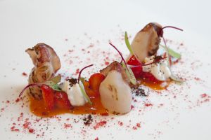 En la foto pequeña, kimchee de fresas, yogur y café con chipironcitos de anzuelo a la llama directa del wok.