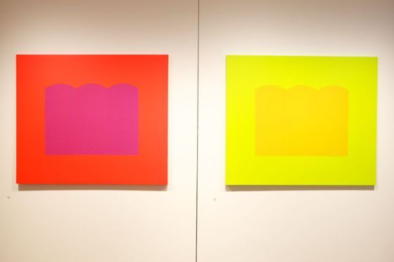 En The Piper Gallery, Tess Jaray juega con la relación entre geometrías y colores.