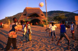 Jugando al voleibol en Cape Maclear, Malaui.