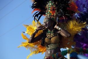 Una bailarina durante el carnaval de Barranquilla, en Colombia.