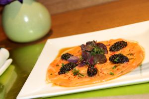 Usuzukuri, 'carpaccio' de salmón al 'yuzu', del restaurante Yoshi.