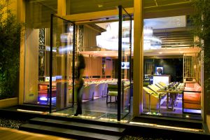 Entrada a Yoshi, en Mónaco, uno de los 17 restaurantes de Joël Robuchon.
