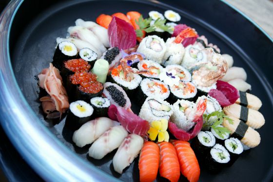 Plato de piezas de 'sushi' y 'maki' variados en el restaurante Yoshi.