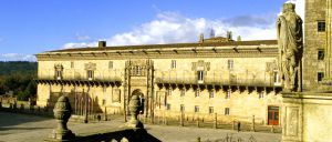 Fachada del Hostal de los Reyes Católicos, en Santiago de Compostela. Fachada del Hostal de los Reyes Católicos, en Santiago de Compostela.